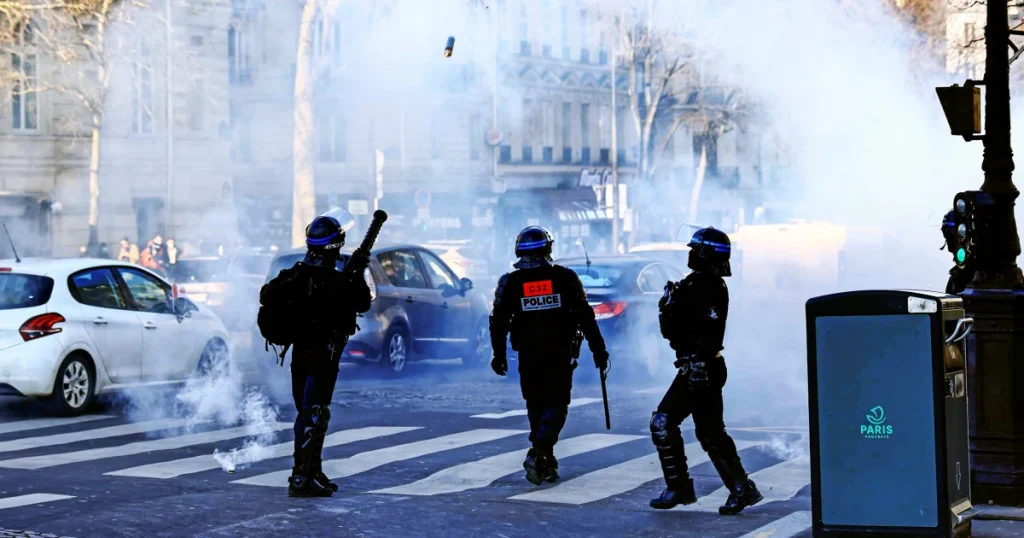 Πεδίο μάχης το Παρίσι: Άγριες συγκρούσεις της αστυνομίας με το black block (βίντεο)