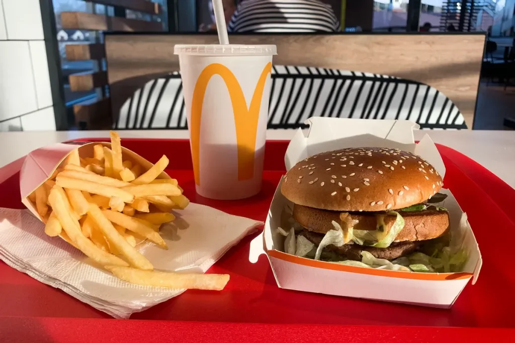 Η McDonald’s μεγαλώνει τα -αμφιβόλου ποιότητας- μπέργκερ της για πρώτη φορά στην ιστορία της