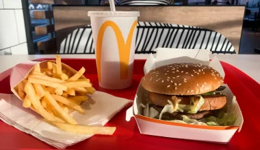 Η McDonald’s μεγαλώνει τα -αμφιβόλου ποιότητας- μπέργκερ της για πρώτη φορά στην ιστορία της