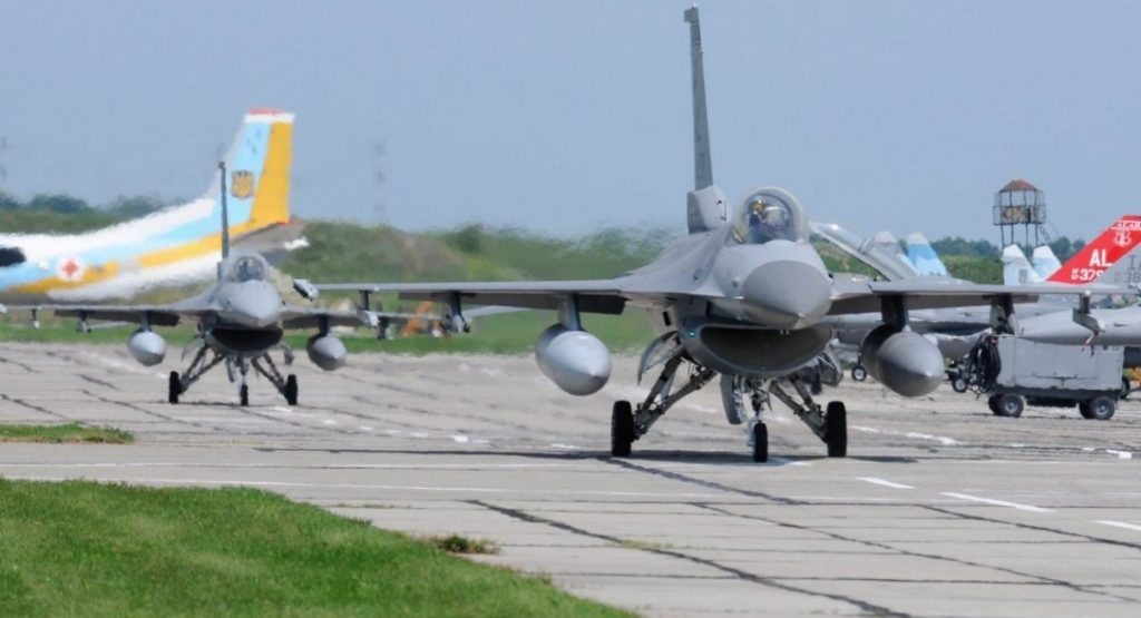 Ουκρανία: Πυρετώδεις προετοιμασίες για την άφιξη των F-16 – Ετοιμάζονται υπόγειες αεροπορικές βάσεις