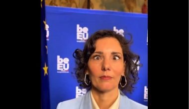 Η υπουργός Εξωτερικών του Βελγίου… αλληθώρισε από τις πολλές χειραψίες (βίντεο)