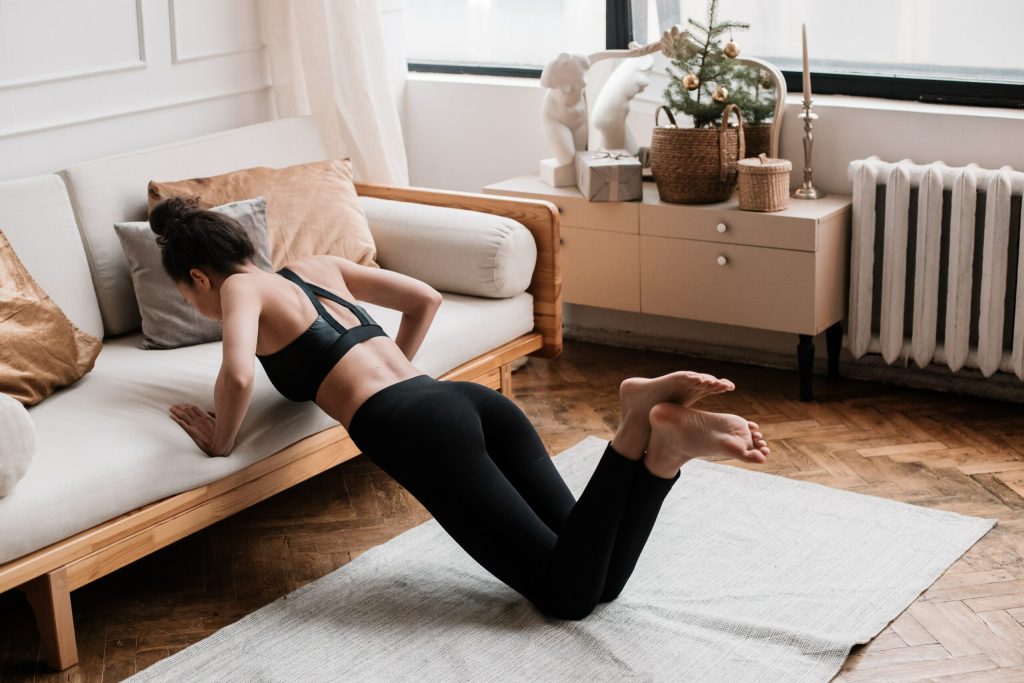 Η γυμναστική του καναπέ: 3+1 ασκήσεις που μπορείτε να κάνετε στο σαλόνι σας