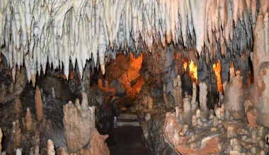 Βίντεο: Εξερευνητές ανακάλυψαν τι κρύβεται στο βαθύτερο σπήλαιο των ΗΠΑ