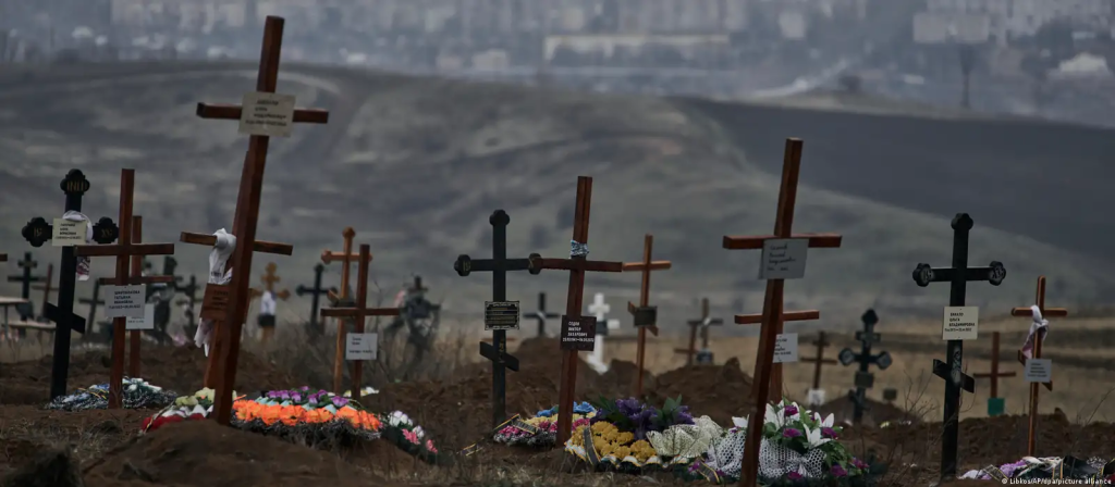 Oι Ουκρανοί αφαίρεσαν τις σημαίες από τους στρατιωτικούς τάφους για να κρύψουν τις απώλειες που έχουν (βίντεο)