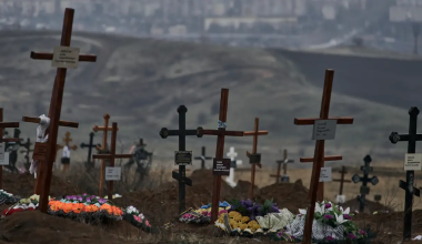 Oι Ουκρανοί αφαίρεσαν τις σημαίες από τους στρατιωτικούς τάφους για να κρύψουν τις απώλειες που έχουν (βίντεο)