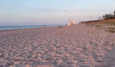 Κάμερα κατέγραψε τη στιγμή που αεροσκάφος κάνει αναγκαστική προσγείωση σε παραλία και καρφώνεται στην άμμο (βίντεο)