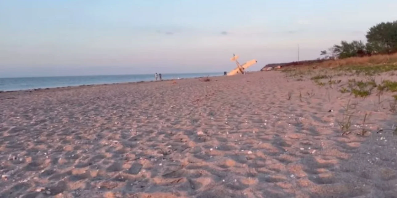 Κάμερα κατέγραψε τη στιγμή που αεροσκάφος κάνει αναγκαστική προσγείωση σε παραλία και καρφώνεται στην άμμο (βίντεο)