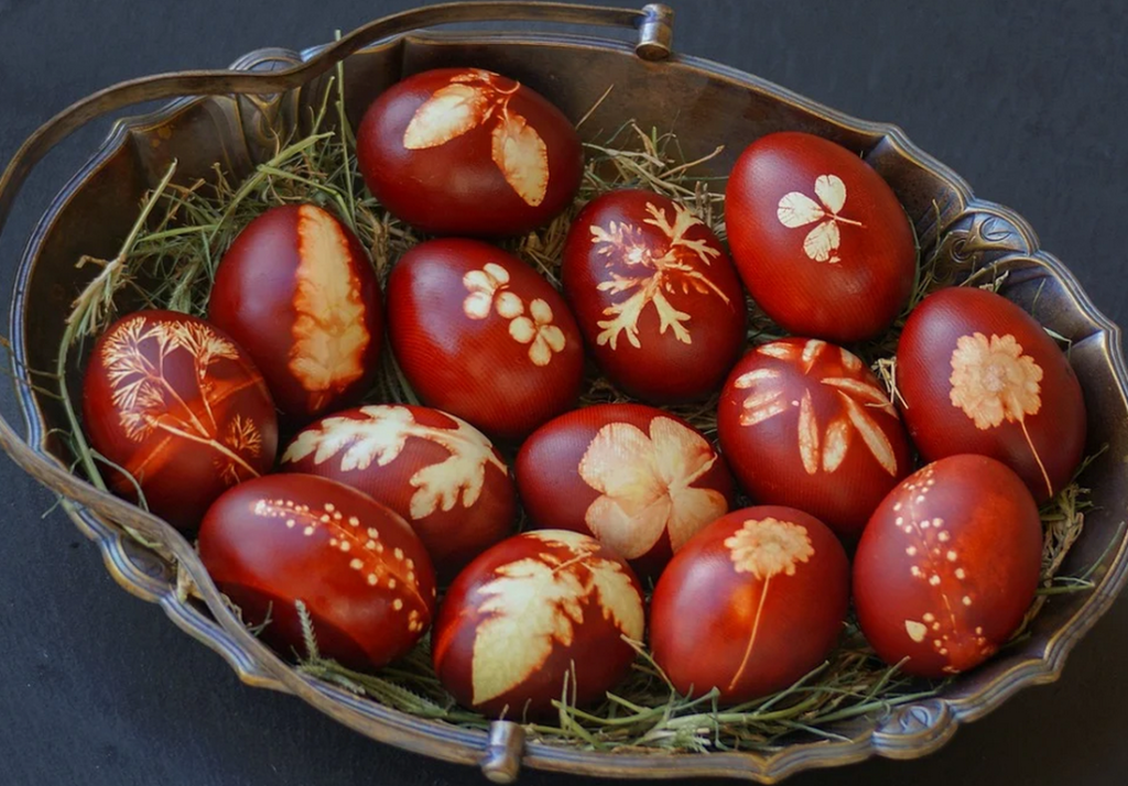 Πάσχα: Η διαδικασία για το βάψιμο των αυγών και το λάθος που κάνουμε όλοι και πρέπει να αποφύγετε
