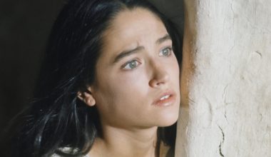 Ολίβια Χάσεϊ: Η δύσκολη ζωή της ηθοποιού που ενσάρκωσε την Παναγία στον «Ιησού από τη Ναζαρέτ»