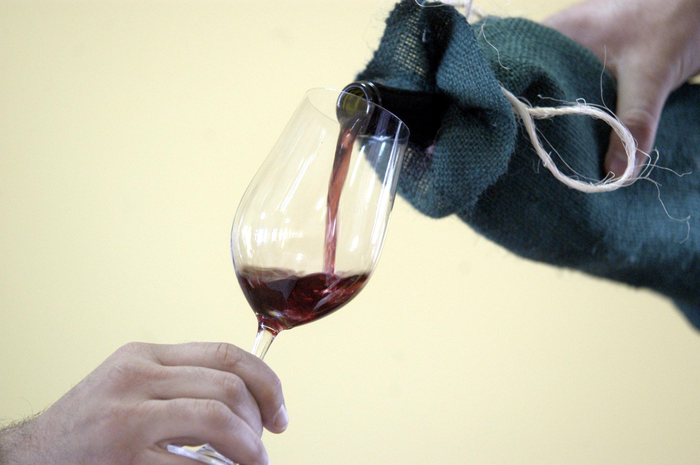 Αυτός είναι ο λόγος που το κόκκινο κρασί προκαλεί πονοκέφαλο – Πώς θα τον αποφύγουμε
