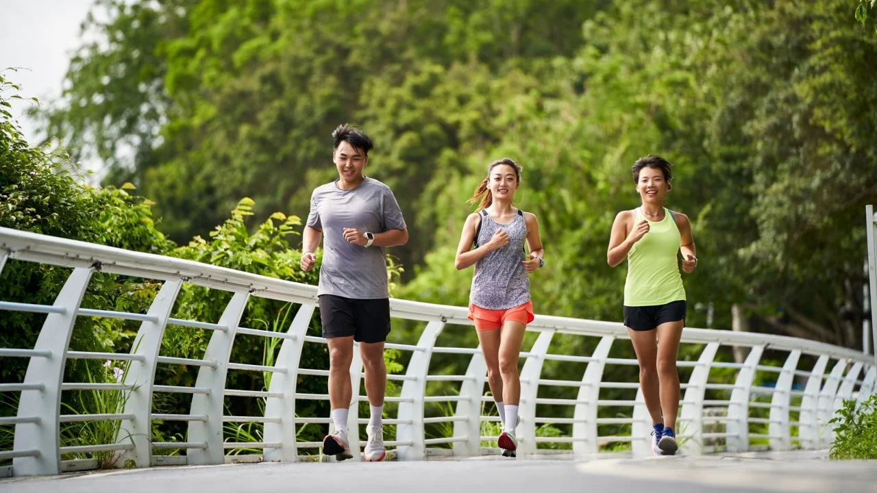 Εταιρεία δίνει τεράστιο ετήσιο μπόνους στους εργαζομένους αν… τρέχουν 99 χιλιόμετρα το μήνα