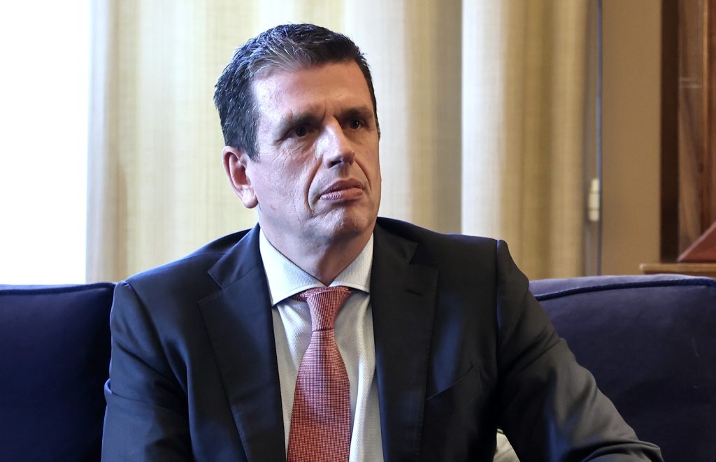 Έρευνα για διασπάθιση κονδυλίων από το υπουργείο Μετανάστευσης με απευθείας αναθέσεις σε εταιρείες παροχής συμβουλευτικών υπηρεσιών