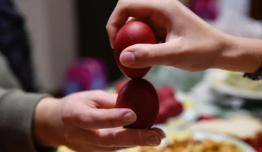 Βαφή αυγών: Δείτε πως θα την αφαιρέσετε από τα χέρια και τα ρούχα