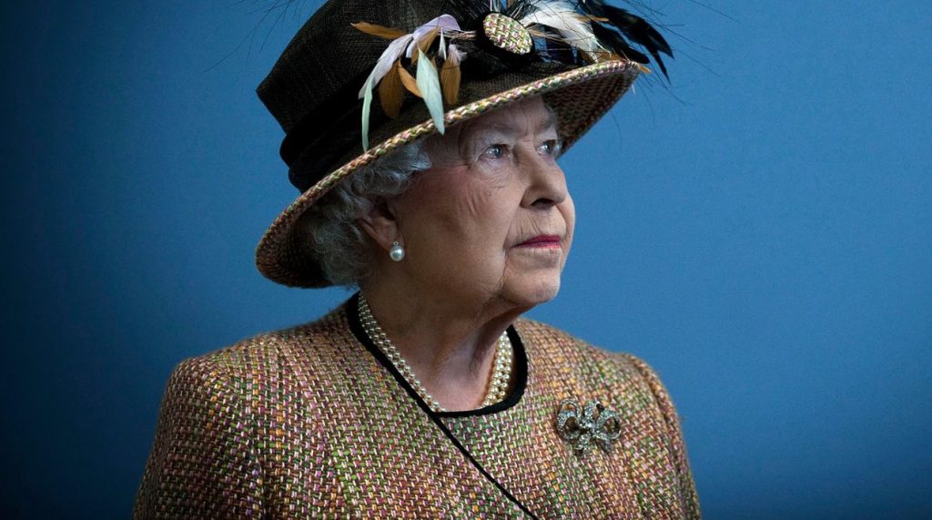 Βασίλισσα Ελισάβετ: Αυτή ήταν η μοναδική φορά που υποκλίθηκε στην πριγκίπισσα Νταϊάνα (βίντεο)