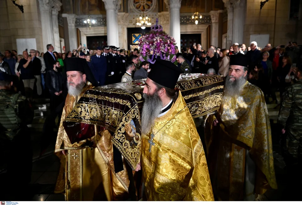 Κατανυκτικό το κλίμα στην περιφορά του Επιταφίου στην Μητρόπολη Αθηνών (φώτο)