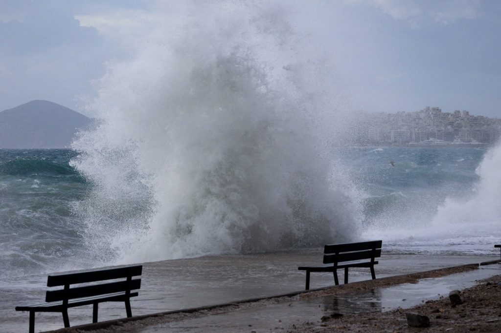 Σπέτσες: Οι ισχυροί άνεμοι έριξαν θαλαμηγό σε παραλία (φώτο)