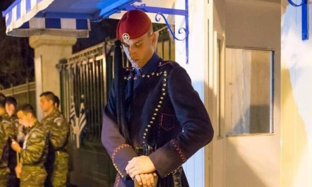 Περιφορά του Επιταφίου: Η μοναδική περίπτωση που ο Εύζωνας σκύβει το κεφάλι