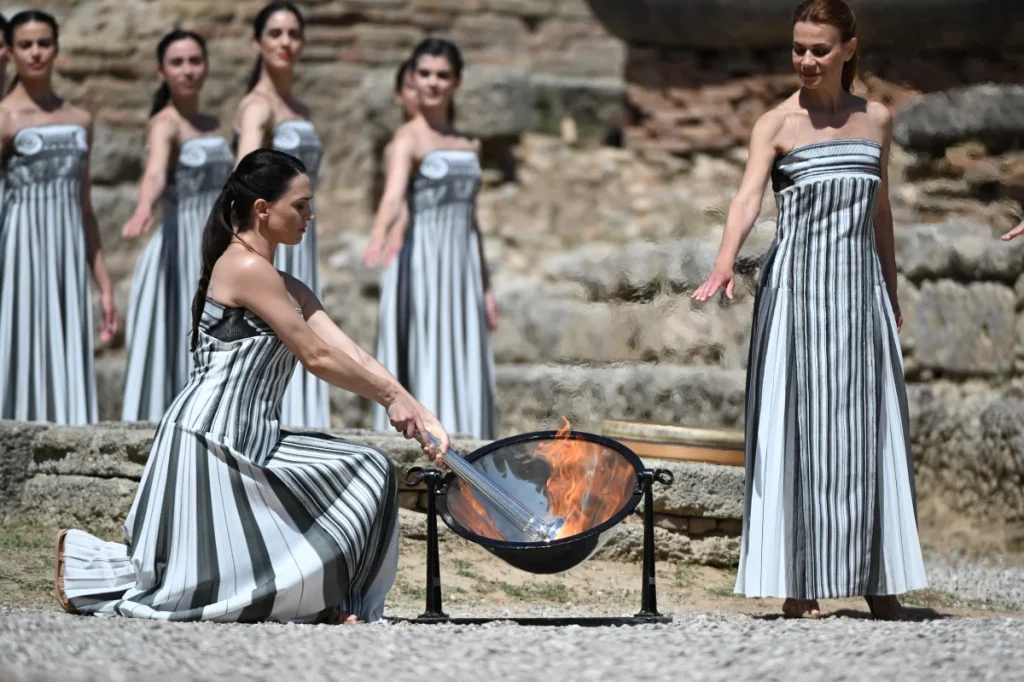 Σάλος στη Γαλλία με την απόφαση να μεταφέρει την Ολυμπιακή Φλόγα στο Παρίσι μια drag queen