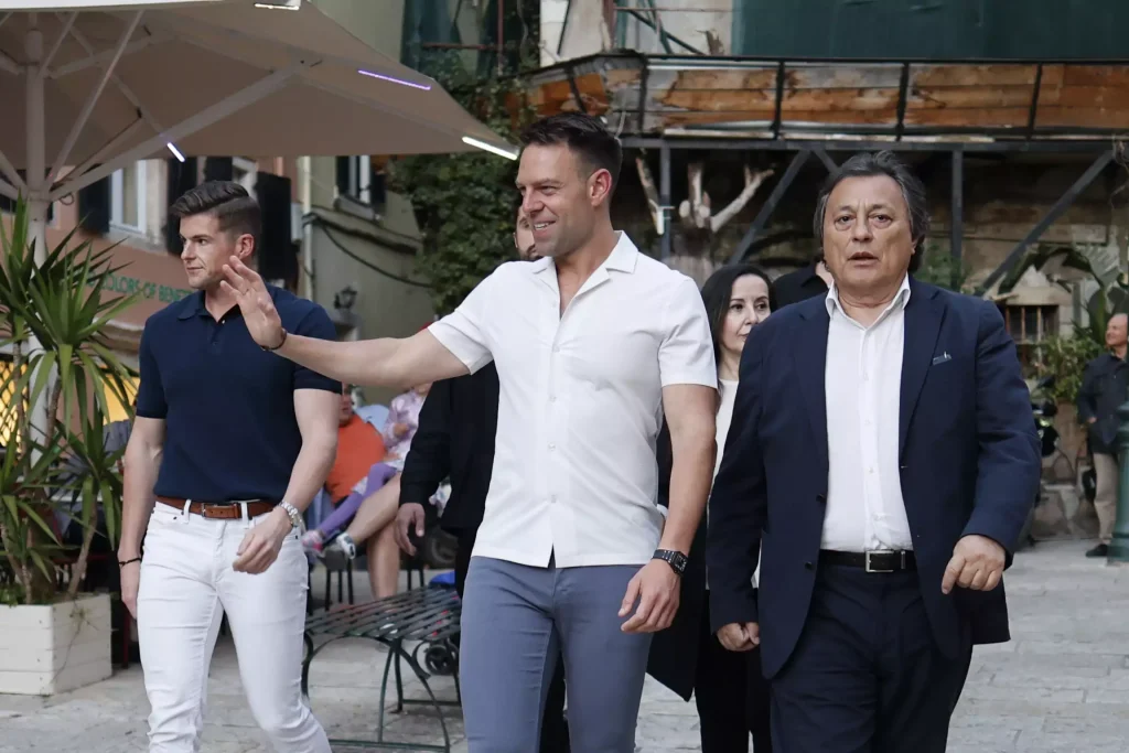 Βόλτες στην παλιά πόλη της Κέρκυρας για τον Σ.Κασσελάκη – Έβγαλε selfies με Ιταλούς μαθητές