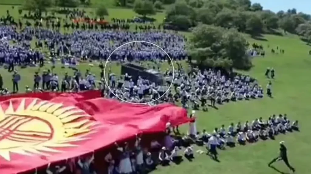 Η τρομακτική στιγμή που φορτηγό στο Κιργιστάν «παίρνει σβάρνα» μαθητές – Τραυματίστηκαν 29 άτομα (βίντεο)