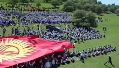 Η τρομακτική στιγμή που φορτηγό στο Κιργιστάν «παίρνει σβάρνα» μαθητές – Τραυματίστηκαν 29 άτομα (βίντεο)