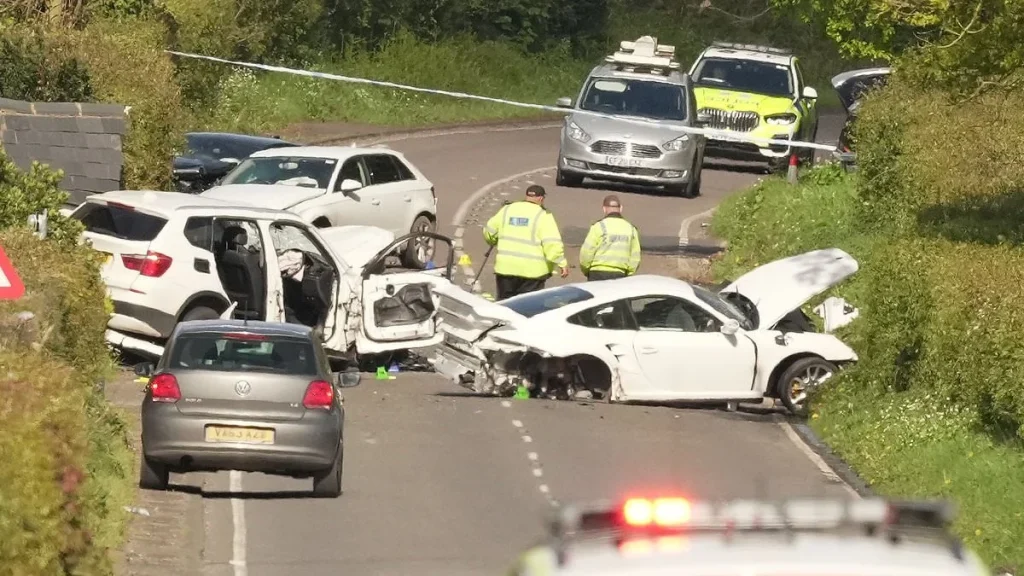 Βρετανία: 74χρονος οδηγούσε Porsche και σκοτώθηκε στην προσπάθειά του να αποφύγει λακκούβα