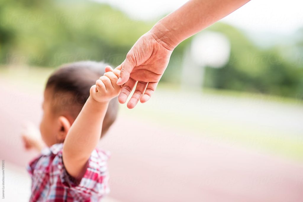 Βόλος: Σοκάρει η καταγγελία μητέρας – Τέσσερα άτομα προσπαθούσαν να της αρπάξουν το παιδί έξω από πολυκατάστημα