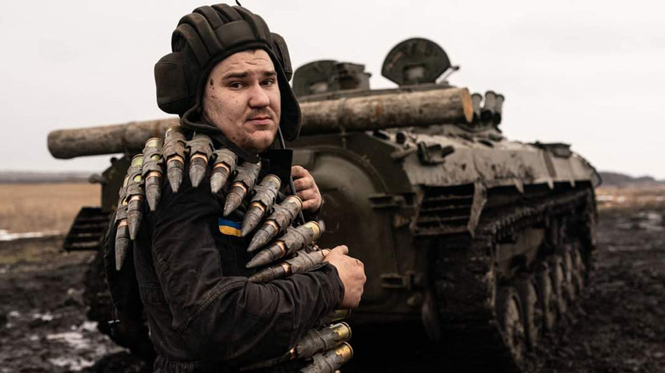 Βίντεο-σοκ: Ουκρανός στρατιώτης αποκαλύπτει ότι εκπαιδεύτηκε στην χρήση όλμου από το YouTube!