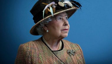 Βασίλισσα Ελισάβετ: Αυτή ήταν η μοναδική φορά που υποκλίθηκε στην πριγκίπισσα Νταϊάνα (βίντεο)