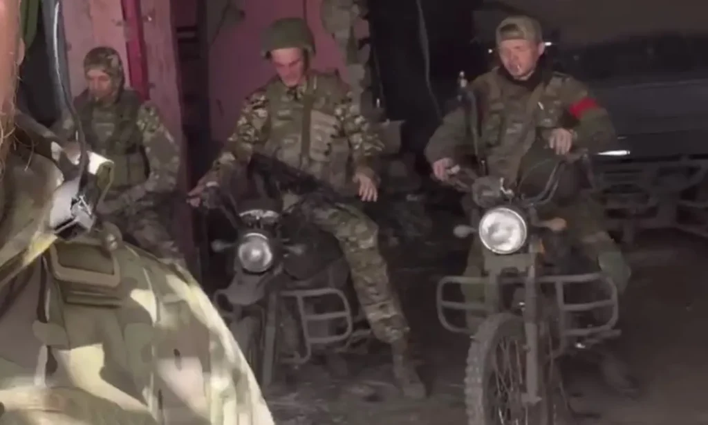 Ουκρανία: Ρωσικά στρατεύματα κάνουν έφοδο στις ουκρανικές θέσεις με μοτοσυκλέτες (βίντεο)