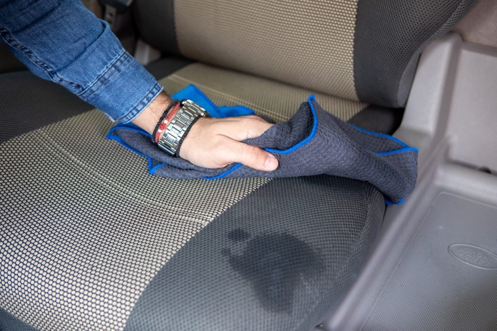 Ο εύκολος τρόπος να καθαρίσετε αποτελεσματικά την ταπετσαρία του αυτοκινήτου σας