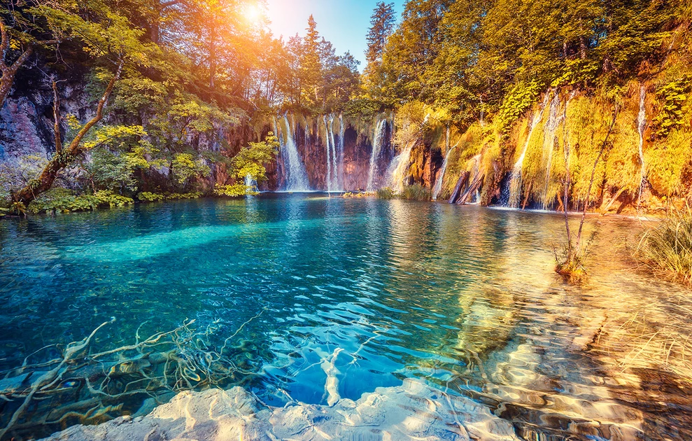 Κροατία: Το Εθνικό Πάρκο Πλιτβίτσε «μαγεύει» τους επισκέπτες με τους καταρράκτες του και τις 16 λίμνες (φώτο)