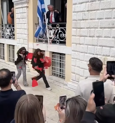 Ατύχημα στην Κέρκυρα: Γυναίκα δέχθηκε… μπότη στο κεφάλι έξω από το Δημαρχείο (βίντεο)
