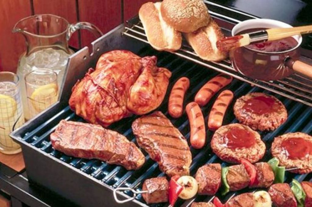 Θα ψήσετε στα κάρβουνα; – Οι πιθανοί κίνδυνοι από καπνό, σπίθες, μισοψημένο κρέας και πρακτικές συμβουλές προστασίας