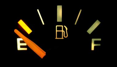 Άναψε το λαμπάκι της βενζίνης; – Δείτε πόσα χιλιόμετρα μπορείτε να κάνετε