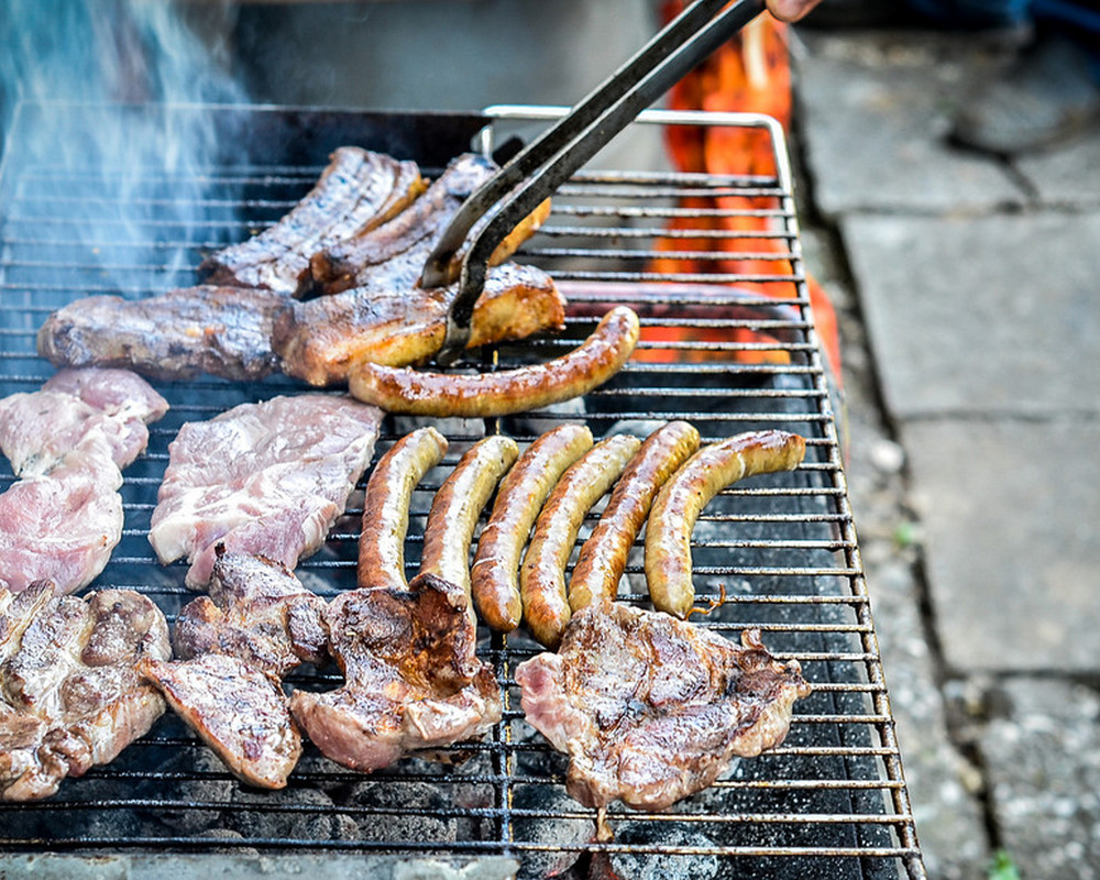 Ψήσιμο στα κάρβουνα: Όσα πρέπει να προσέξετε για να απολαύσετε ζουμερά κρέατα
