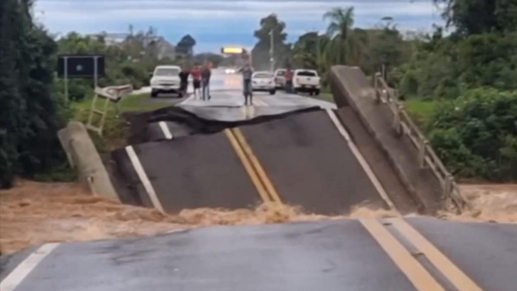 Βραζιλία: Η στιγμή που γέφυρα «καταπίνεται» από ποταμό – Δεκάδες νεκροί από τις ισχυρές πλημμύρες