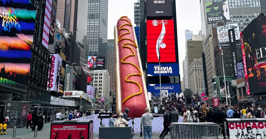 Νέα Υόρκη: Γλυπτό hot dog μήκους 20 μέτρων στήθηκε στην Times Square