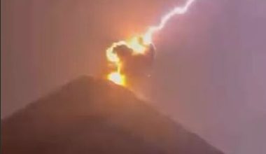 Εντυπωσιακό βίντεο: Η στιγμή που κεραυνός χτυπάει ηφαίστειο στη Γουατεμάλα