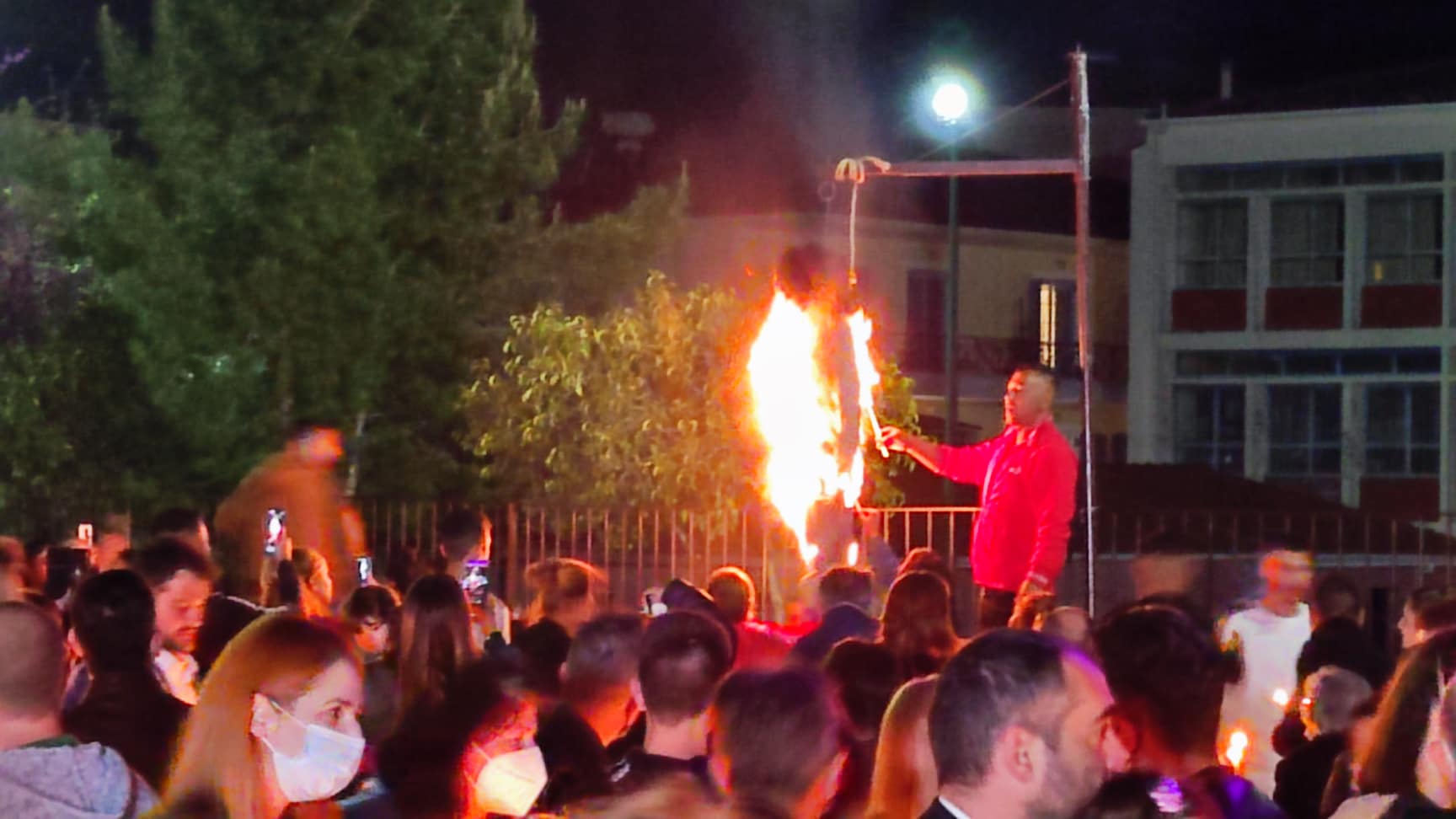 Νέα Κίος Αργολίδας: Αναβίωσε το έθιμο της καύσης του Βαραββά