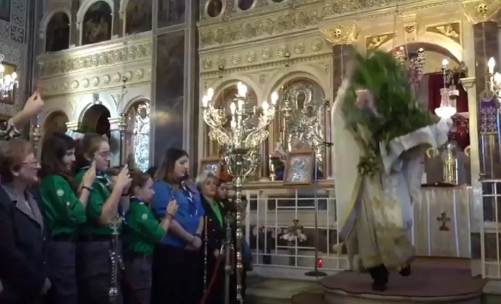 Χίος: Εντυπωσιακή η Πρώτη Ανάσταση – «Έκλεψε» και πάλι τις εντυπώσεις ο «ιπτάμενος ιερέας» (βίντεο)