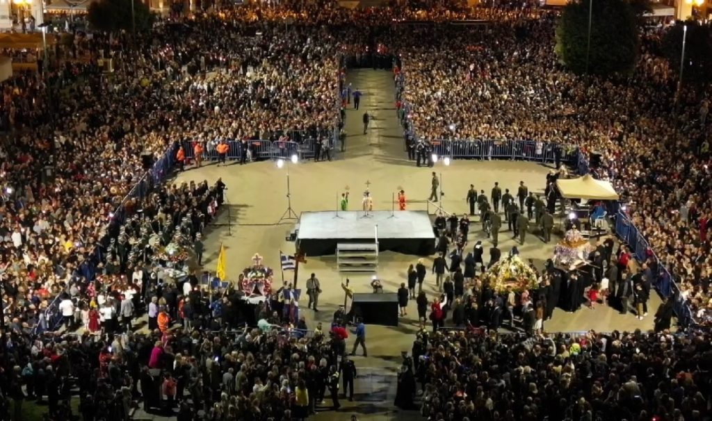 Θεσσαλονίκη: Η στιγμή που πέντε Επιτάφιοι συναντιούνται για πρώτη φορά στην Αριστοτέλους (βίντεο)