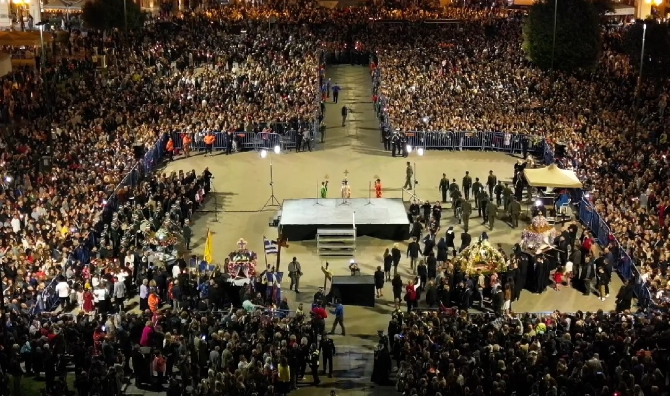 Θεσσαλονίκη: Η στιγμή που πέντε Επιτάφιοι συναντιούνται για πρώτη φορά στην Αριστοτέλους (βίντεο)