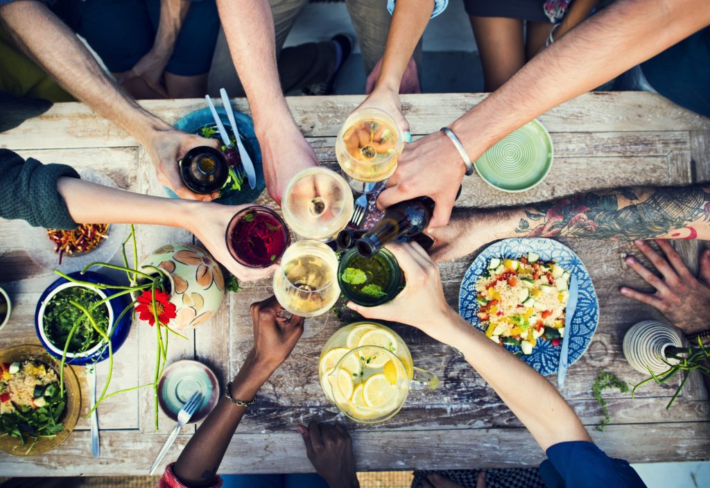 Πασχαλινό τραπέζι: Πώς να αποφύγετε το hangover – Τα συμπτώματα που θα νιώσετε