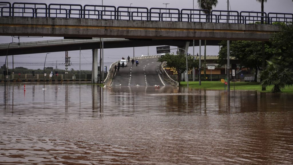 Βραζιλία: Τουλάχιστον 56 άτομα έχουν χάσει τη ζωή τους και 67 αγνοούνται από τις πλημμύρες