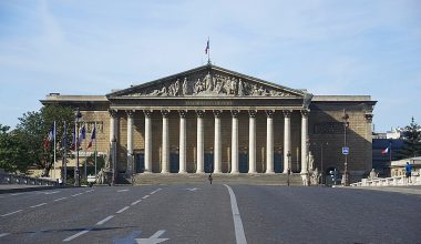 Γαλλία: Απαγορεύτηκε η είσοδος σε Βρετανοπαλαιστίνιο γιατρό που επρόκειτο να μιλήσει στη γαλλική Γερουσία