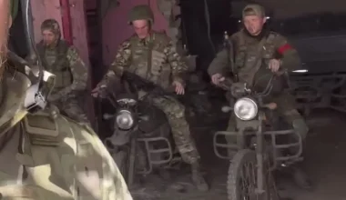 Ουκρανία: Ρωσικά στρατεύματα κάνουν έφοδο στις ουκρανικές θέσεις με μοτοσυκλέτες (βίντεο)