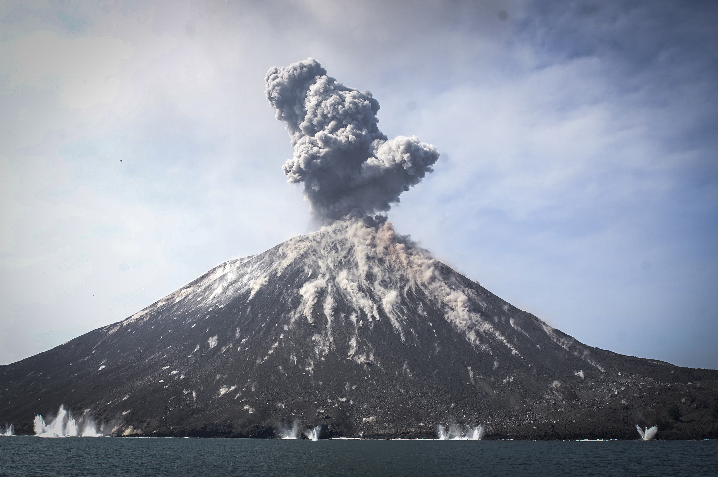 Η έκρηξη του ηφαιστείου Κρακατόα που άλλαξε τον κόσμο: Σαν να έπεσαν 13.000 ατομικές βόμβες