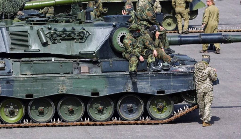 Ουκρανία: Κατευθυνόμενο βλήμα πυροβολικού Krasnopol καταστρέφει ουκρανικό Leopard 1A5