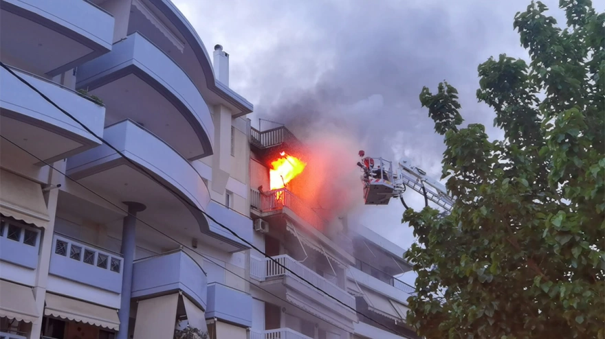 Φωτιά σε διαμέρισμα 4ου ορόφου στην Αγία Παρασκευή – Γυναίκα βρέθηκε απανθρακωμένη (upd)